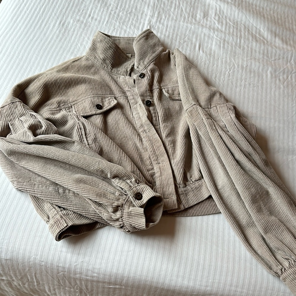Corduroy cropped jacket with puffy sleeves